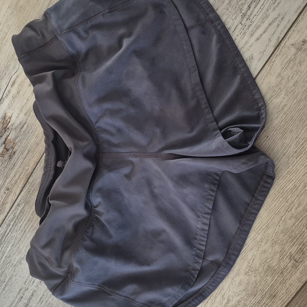 lululemon athletica Women's Charcoal Skorts Size 6 - Picture 2 of 4